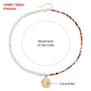 Détail de perles colorées et perles nacrées sur un collier de plage avec pendentif étoile