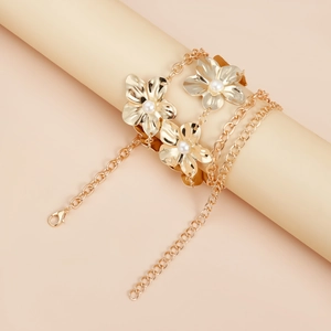 Détail d'une chaîne de corps fleur dorée avec perles et fermoir en métal réglable
