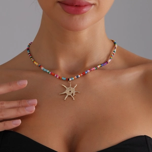 Collier bohème en perles colorées avec pendentif étoile dorée pour un style d'été