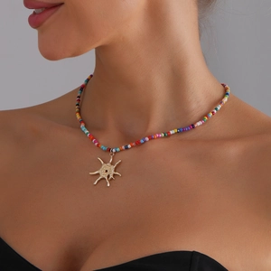 Collier bohème en perles arc-en-ciel avec pendentif soleil doré pour l'été
