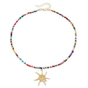 Collier bohème en perles colorées avec pendentif soleil doré pour plage d'été