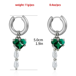 Détail de boucles d'oreilles cœur vert et perles baroques avec mesures de poids et de taille