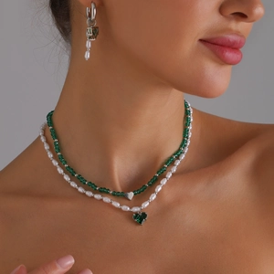 Collier double rang avec perles vertes, perles blanches et pendentifs coeur argent