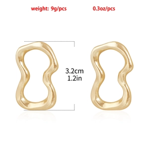 Dettaglio orecchini dorati ondulati con dimensioni di 3,2 cm altezza e peso di 9g