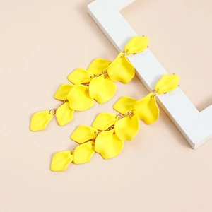 Dettaglio orecchini a nappa con petali giallo opaco e maglie dorate dallo stile chic