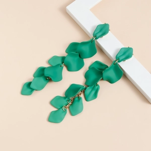 Dettaglio di orecchini a nappa con petali verde scuro, finitura opaca e catene d'oro