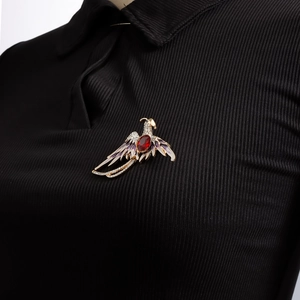 Broche phénix exquise avec rubis et émail violet sur un polo noir élégant