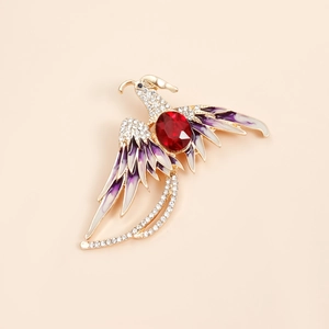 Broche élégante en forme de phénix avec rubis et émail violet sur fond rose pâle