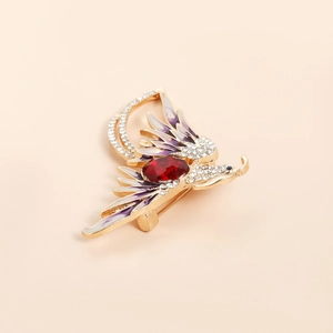 Élégante broche phénix dorée avec rubis rouge, émail violet et cristaux brillants
