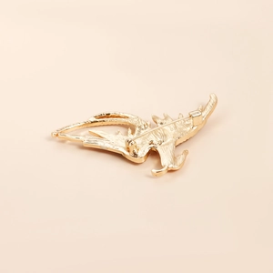 Vue détaillée du dos de la broche oiseau avec fermoir de sécurité et texture métal
