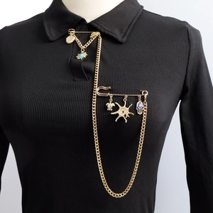 Broche à double épingle dorée avec coquillages marins et breloques Hamsa pour femmes