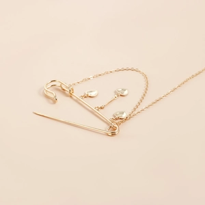 Elegant gold safety pin brooch with hanging chains and frosted heart-shaped pendants