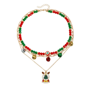 Collar de Navidad de tres capas con cuentas rojas y verdes, cascabeles y colgante de reno festivo