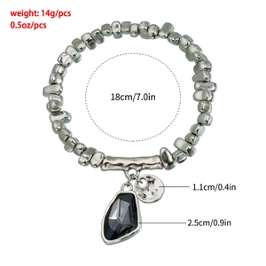 Detailansicht von Punk-Perlenarmband mit facettiertem schwarzem Stein und Münzanhänger