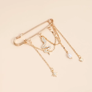 Vue détaillée d'une broche épingle dorée avec pendentif serpent et chaînes multicouches