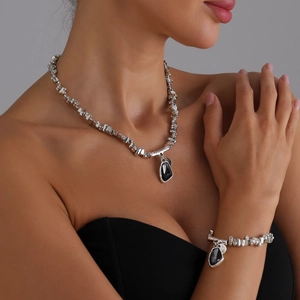 Mode Elegante Unregelmäßige Silberne Metallperlen Facettierte Schwarze Strass Anhänger Halskette Armband Set Für Damen Punk Lava Schmuck