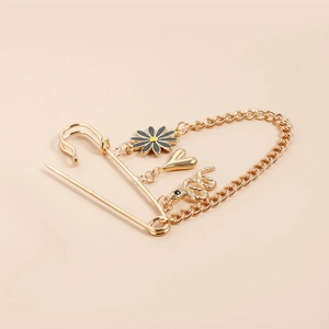 Broche vintage dorée avec pendentifs marguerite cœur et serpent sur des chaînes