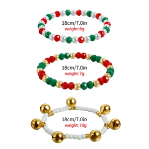 Set di tre braccialetti con perline rosse e verdi con piccoli campanellini dorati