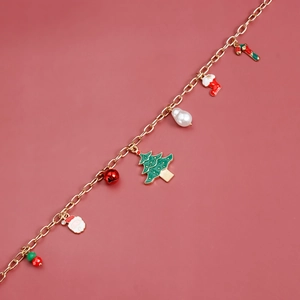Weihnachtskette mit Goldkette und bunten Anhängern wie Weihnachtsmann und Glocken
