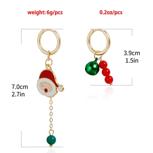 Detalle de pendientes navideños asimétricos con dimensiones exactas y peso del producto