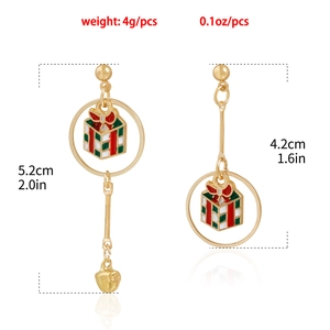 Vista detallada de pendientes navideños asimétricos con regalo verde y campanas de oro