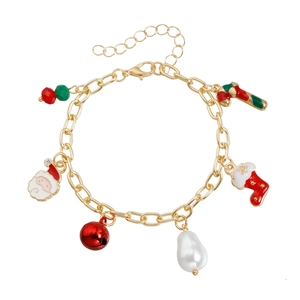 Detailaufnahme der Weihnachtskette mit Goldkette, Emaille-Santa, Socke und Perlenanhänger