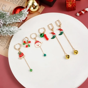 Juego de pendientes navideños con Papá Noel, coronas y campanas sobre un fondo rojo festivo
