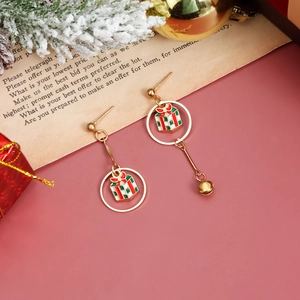 Detalle de pendientes de caja de regalo de Navidad con esmalte y pequeños cascabeles dorados