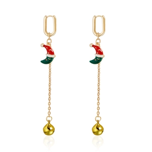 Detalle de pendientes de luna navideña con gorro de Papá Noel y cascabel dorado