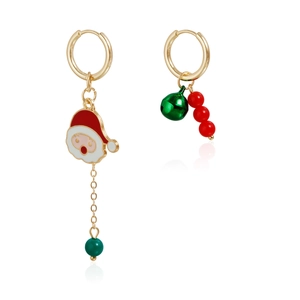 Detalle de pendientes de Navidad asimétricos con Papá Noel y cascabel verde