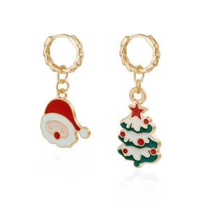 Detalle de pendientes de aro asimétricos dorados con árbol de Navidad y Papá Noel