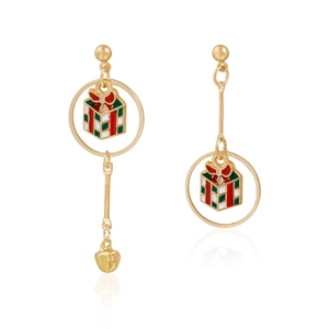 Detalle de pendientes navideños con aros dorados, caja de regalo de esmalte y cascabel