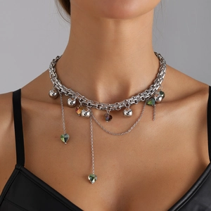 Κολιέ choker με ασημένια αλυσίδα, μεταλλικές σφαίρες και πολύχρωμο κρύσταλλο σε σχήμα καρδιάς
