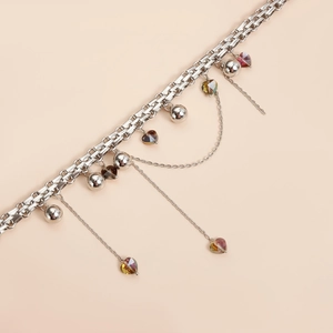 Λεπτομερής όψη ασημένιας αλυσίδας choker με γυαλισμένες χάντρες και καρδιές