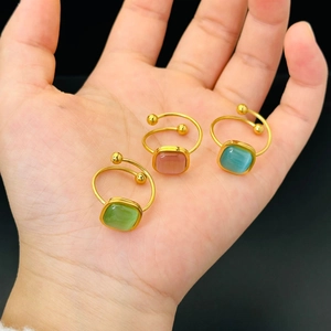 Tres anillos ajustables de acero de titanio dorado con piedras cuadradas verdes rosas y azules