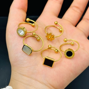 Set de 5 anillos ajustables de acero de titanio dorado con margaritas negras y números romanos