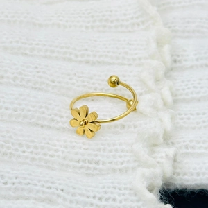 Anillo ajustable de acero inoxidable dorado con una margarita delicada y una esfera lisa