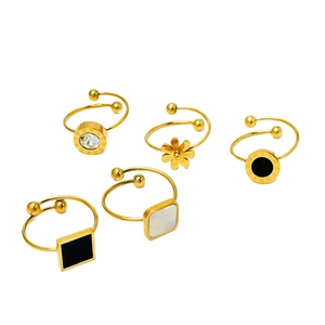 Juego de cinco anillos ajustables de acero inoxidable chapado en oro con números romanos y margaritas