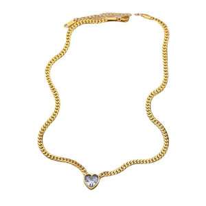 Elegante collar de cadena de serpiente dorada con colgante de cristal de corazón azul y cierre