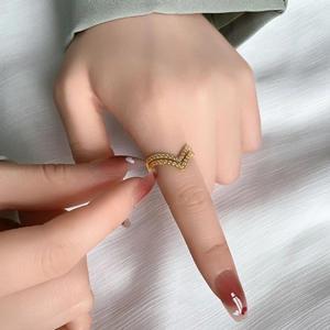 Eleganter roségoldener Doppel-V-Ring aus Titanstahl mit mikroverzierten weißen Zirkonia