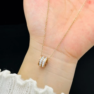 Roségouden titanium ketting met een sprankelende vierkante zirkoon cilinder hanger