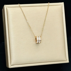 Roségouden titanium stalen ketting met een met kristallen ingelegde cilinder hanger
