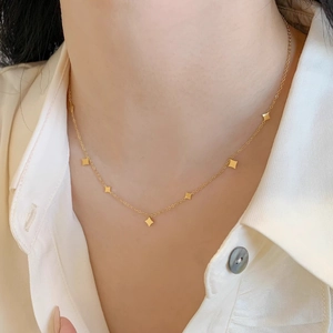 Détail de la chevillère en acier titane à paillettes étoilées sur fond de chemise