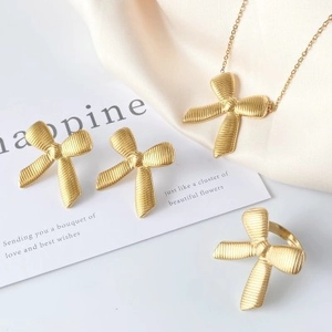 Gold Tone Bowknot Pendant Necklace And Stud Earrings Set Women Stainless Steel Textured Ribbon Jewelry Fashion Accessories