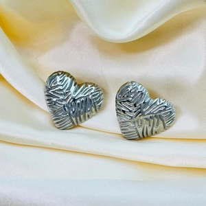 Herzförmige Ohrstecker in Silberoptik mit einzigartiger geknitterter Metalltextur für Damen