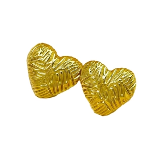 Elegante herzförmige Ohrstecker aus 18k vergoldetem Edelstahl mit strukturierter Oberfläche
