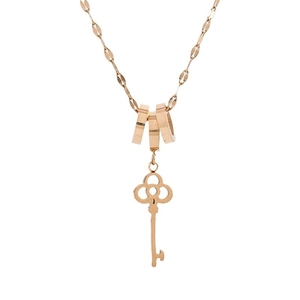 Rosegouden titanium stalen ketting met sleutelhanger en drie kleine ringen op golfketting