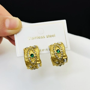 Retro hammered gold earrings with green gemstones and sparkling crystals in stainless steel