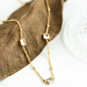 Collana in acciaio al titanio placcato oro 18 carati con zircone bianco quadrato