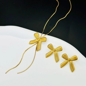Mode 18K Vergoldeter Edelstahl Schleife Anhänger Halskette Und Ohrstecker Eleganter Strukturierter Metallschmuck Für Damen